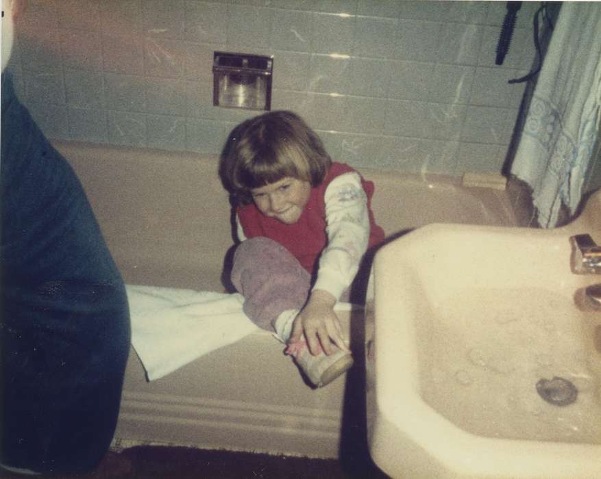history of Iowa, Iowa History, bathtub, tile, Reinbeck, IA, sink, Iowa, Homes, bathroom, Children, East, Lindsey
