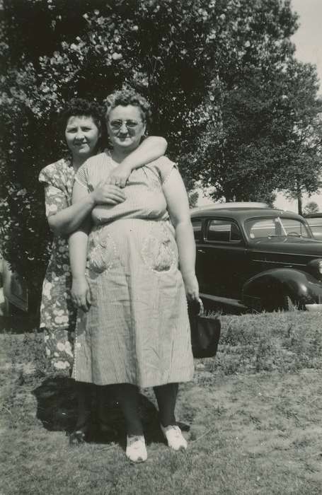 Portraits - Group, Iowa, USA, sunglasses, curly hair, Wilson, Dorothy, car, dress, history of Iowa, tree, Motorized Vehicles, Iowa History