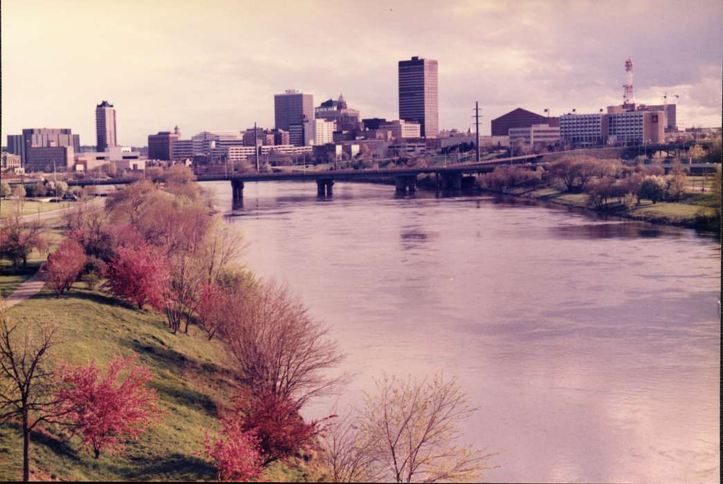 bridge, Cities and Towns, Iowa History, Lakes, Rivers, and Streams, Iowa, Knivsland, Rick, Des Moines, IA, downtown, history of Iowa