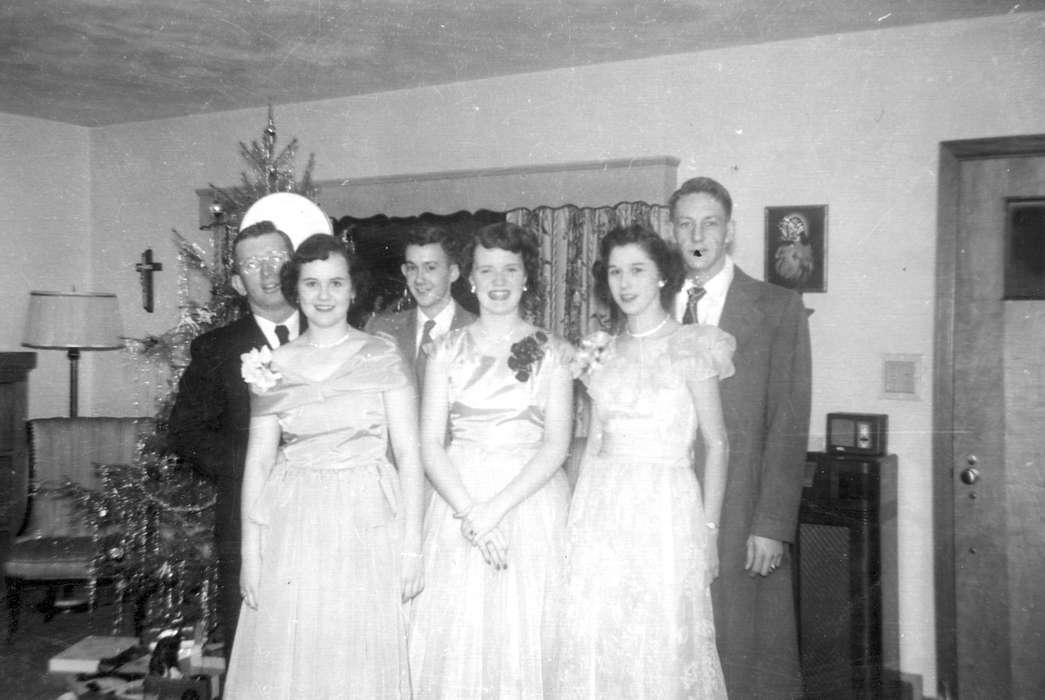 Portraits - Group, Iowa, christmas, party, Holidays, Dubuque, IA, history of Iowa, christmas tree, friends, Iowa History, Scherrman, Pearl