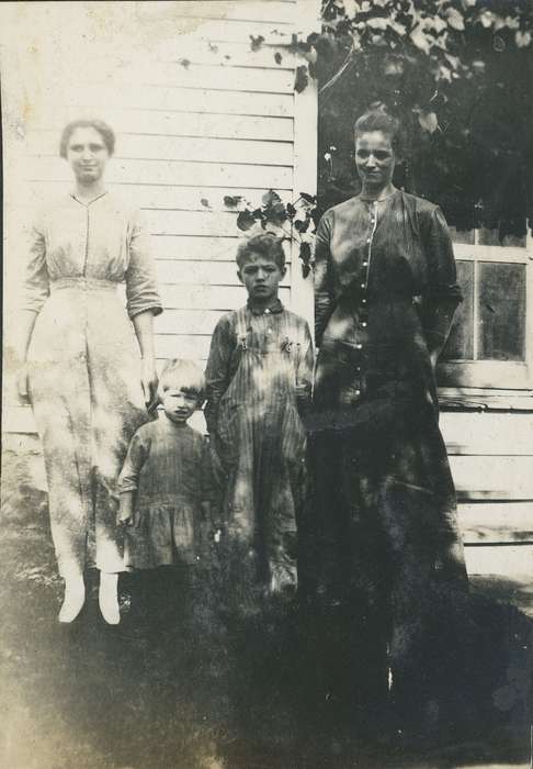 Neessen, Ben, house, dress, Iowa History, overalls, Children, Iowa, history of Iowa, Portraits - Group, Homes, Families, window, IA, tree