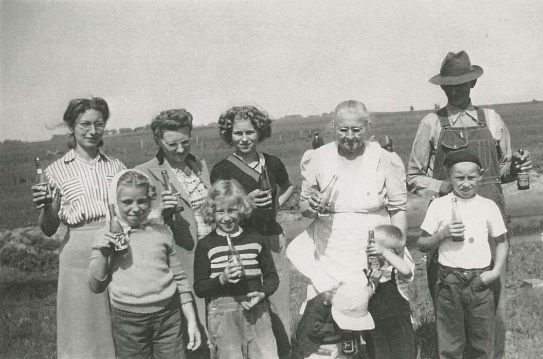 Portraits - Group, history of Iowa, Iowa History, Gaede, Russell, bottle, 7up, Iowa, Children, Sumner, IA