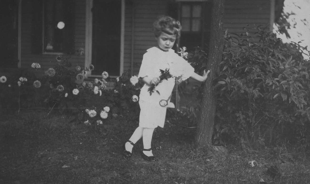 history of Iowa, flowers, IA, Iowa History, Iowa, King, Tom and Kay, Children, Portraits - Individual