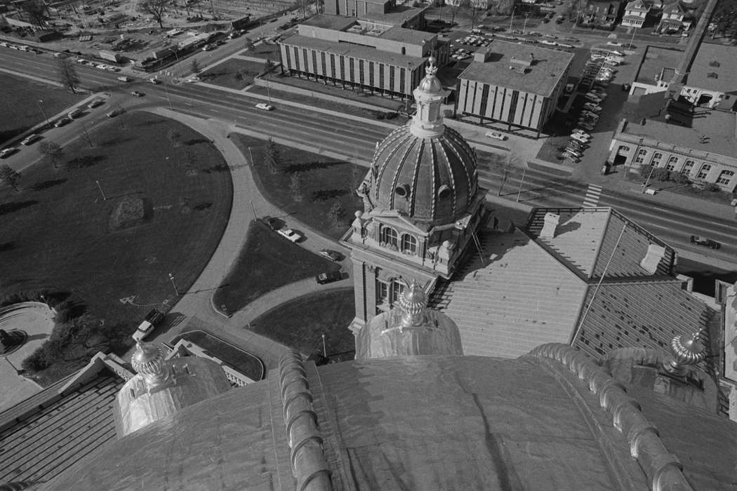 Main Streets & Town Squares, dome, history of Iowa, capitol, Iowa History, Lemberger, LeAnn, Motorized Vehicles, Businesses and Factories, car, Aerial Shots, Iowa, Cities and Towns, street, roof, park, Des Moines, IA