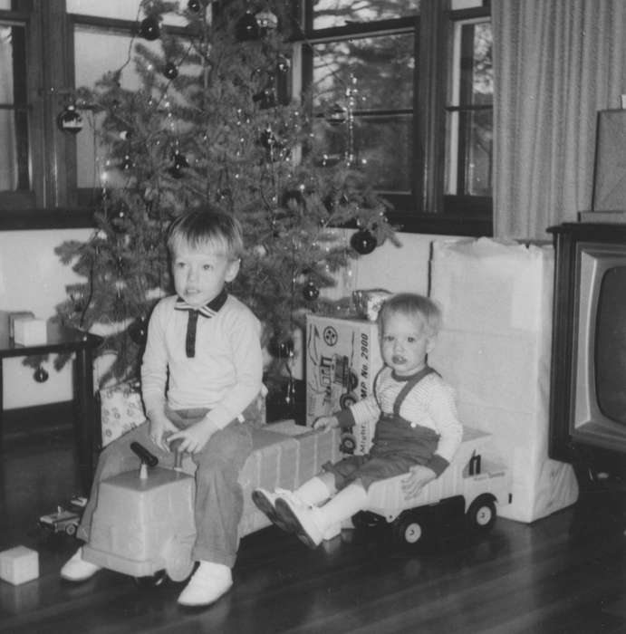 Gowrie, IA, Tjepkes, Judi and Kim, Iowa History, Holidays, Children, Iowa, christmas, christmas tree, history of Iowa, christmas presents