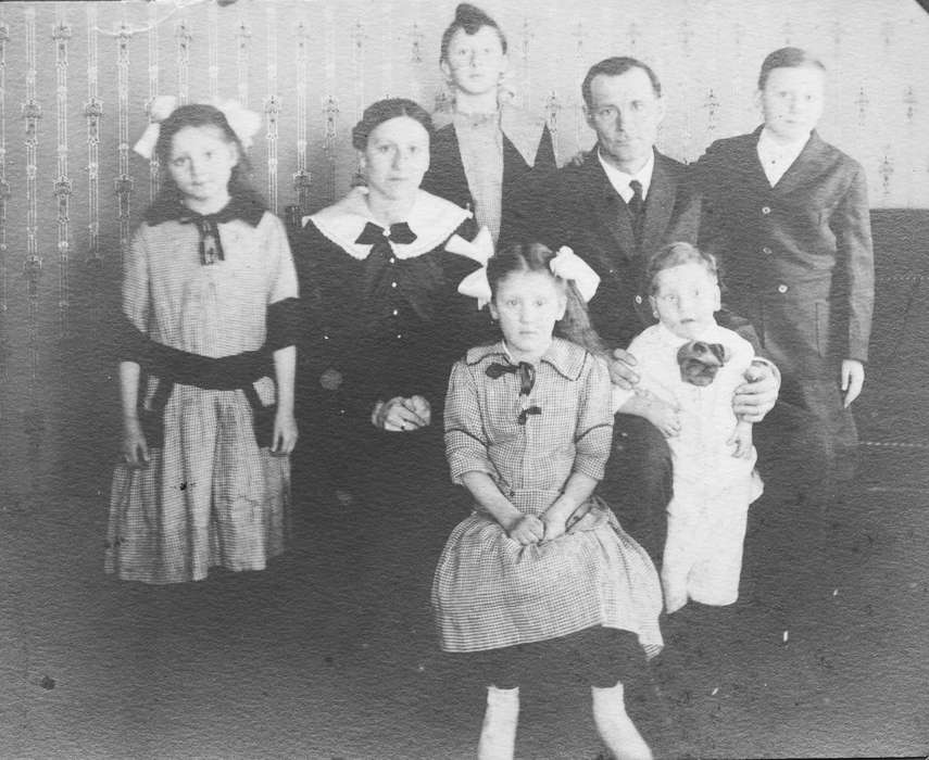 Portraits - Group, Hatcher, Darlene, history of Iowa, Iowa History, Families, Iowa, bows, Children, USA