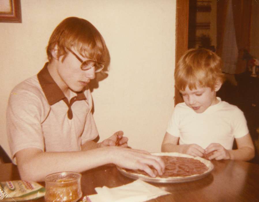 dining room, Homes, history of Iowa, pizza, brothers, Food and Meals, Gowrie, IA, Tjepkes, Judi and Kim, Iowa, Children, Iowa History, cooking