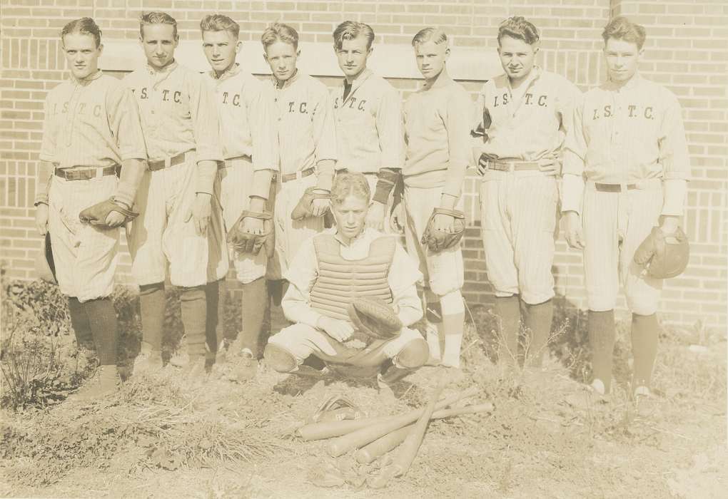 history of Iowa, baseball team, iowa state teachers college, Iowa, uni, baseball gloves, Cedar Falls, IA, University of Northern Iowa Museum, baseball bat, Sports, Iowa History, university of northern iowa, Portraits - Group, Schools and Education