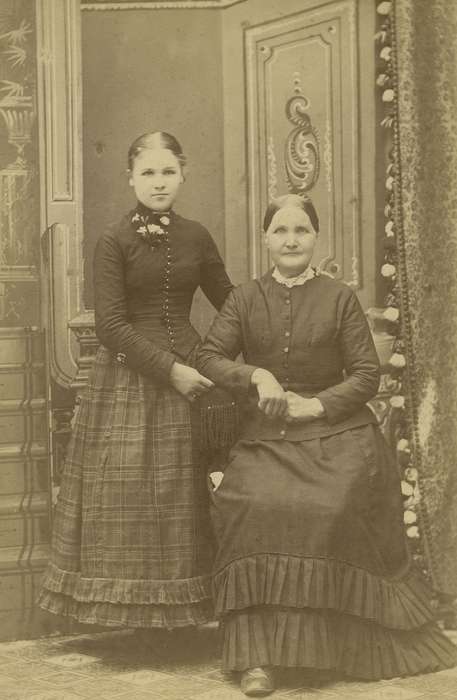 Portraits - Group, cabinet photo, Cedar Falls, IA, Iowa History, family, painted backdrop, history of Iowa, pleats, daughter, Iowa, floor cloth, mother, lace collar, Olsson, Ann and Jons, Families