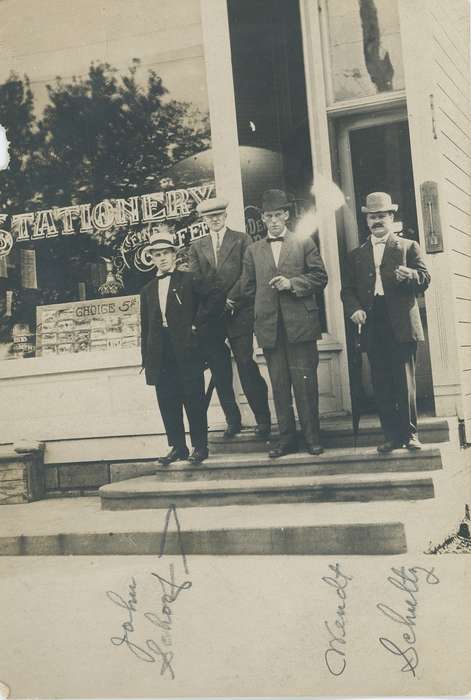 cap, Iowa History, Waverly Public Library, Iowa, stationary store, Businesses and Factories, history of Iowa, Portraits - Group, steps, large group picture, Waverly, IA, hats