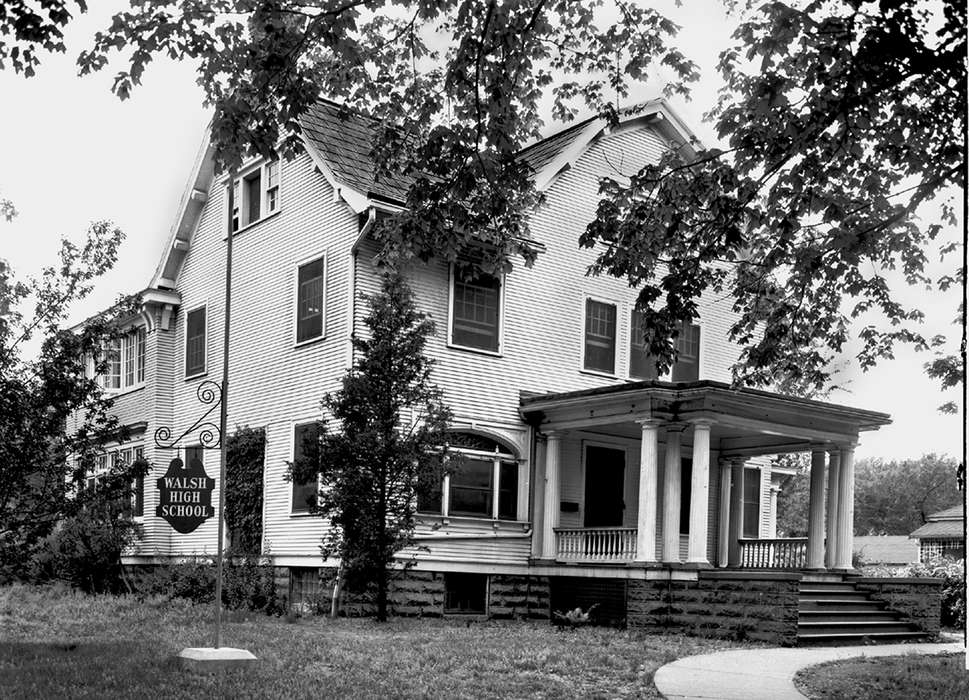 Cities and Towns, Iowa History, Iowa, Schools and Education, schoolhouse, Lemberger, LeAnn, Ottumwa, IA, high school, porch, history of Iowa, sign