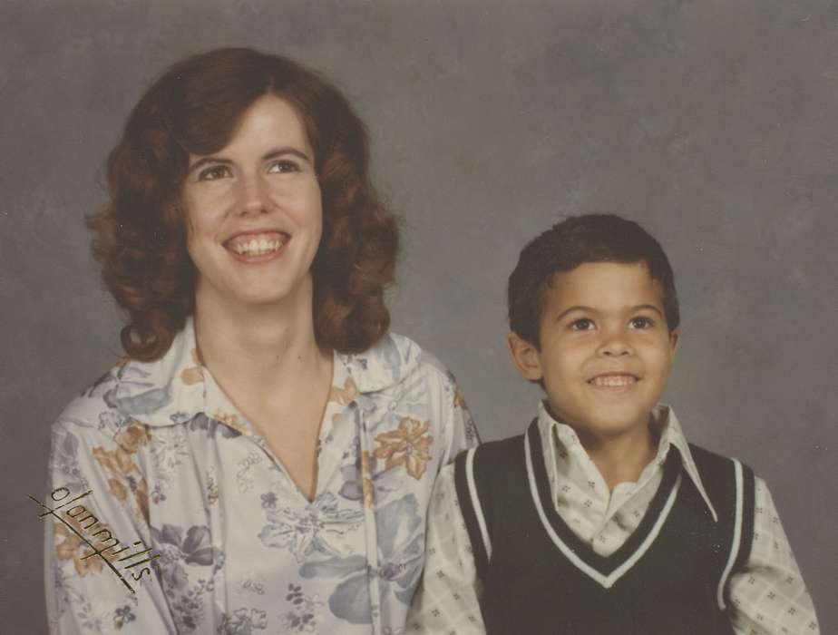 Waterloo, IA, mother, son, history of Iowa, McGowan, Linda, Iowa, smile, hairstyle, Children, People of Color, Iowa History, Portraits - Group