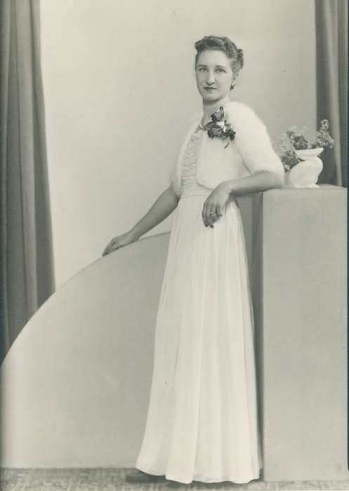 Portraits - Individual, flower, vase, Waverly Public Library, formal attire, Iowa, history of Iowa, Iowa History, portrait individual, Leisure, Waverly, IA