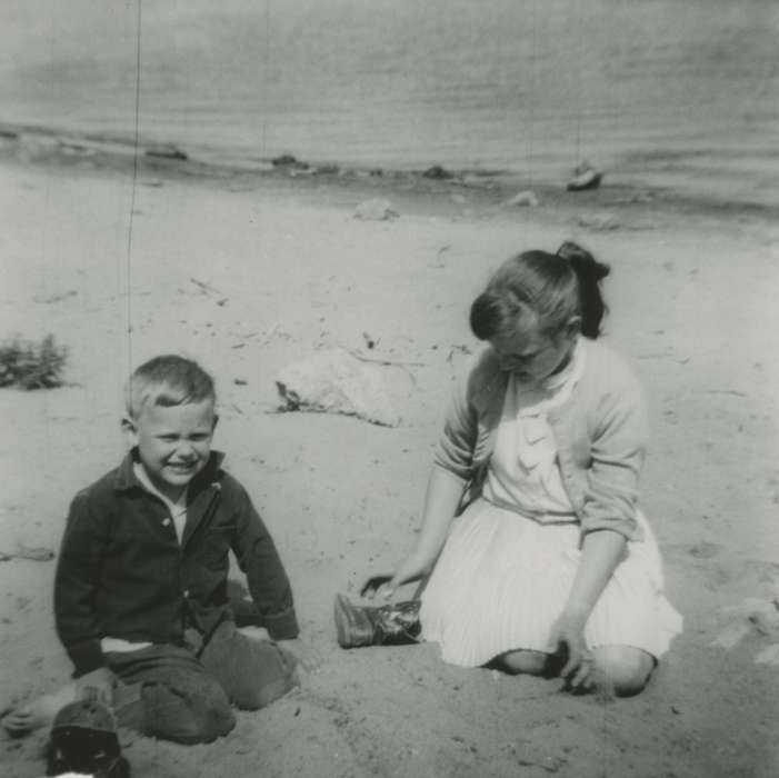 Iowa History, Clinton, IA, Leisure, Children, Iowa, history of Iowa, beach, sand, Portraits - Group, play, Johnson-Hingstrum, Kris