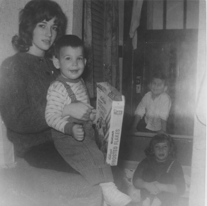 Blencoe, IA, Phipps, Kristi, toddler, Iowa History, Children, Iowa, history of Iowa, cereal, Homes, Families, Food and Meals, siblings, frosted flakes