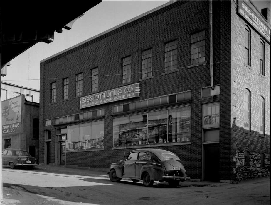 Businesses and Factories, car, Cities and Towns, storefront, Iowa, Motorized Vehicles, Iowa History, Lemberger, LeAnn, Ottumwa, IA, billboard, history of Iowa