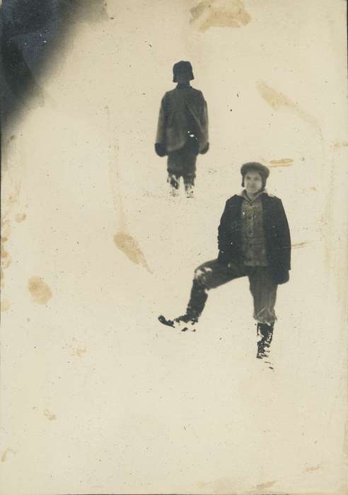 Outdoor Recreation, Portraits - Group, IA, Iowa, snow shoes, hat, coat, Children, Neessen, Ben, history of Iowa, snow, Iowa History