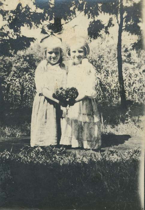 Neessen, Ben, sisters, dress, Iowa History, Children, bow, bouquet, Iowa, history of Iowa, Portraits - Group, twins, IA