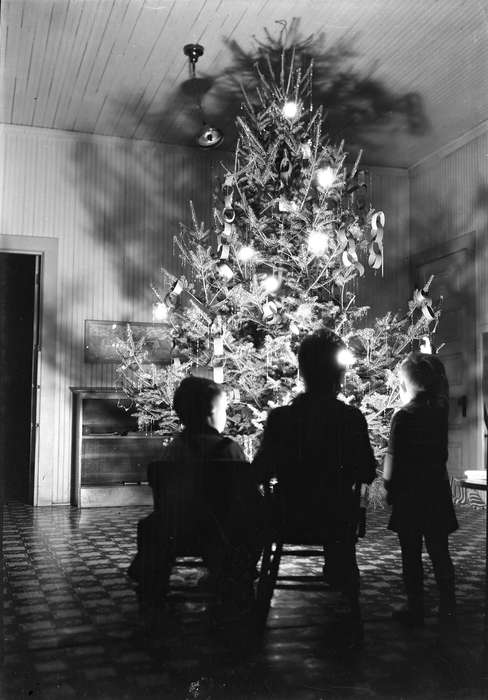 christmas, Cedar Falls, IA, history of Iowa, Iowa History, christmas tree, uni, iowa state teachers college, Holidays, UNI Special Collections & University Archives, Iowa, Schools and Education, Children, university of northern iowa