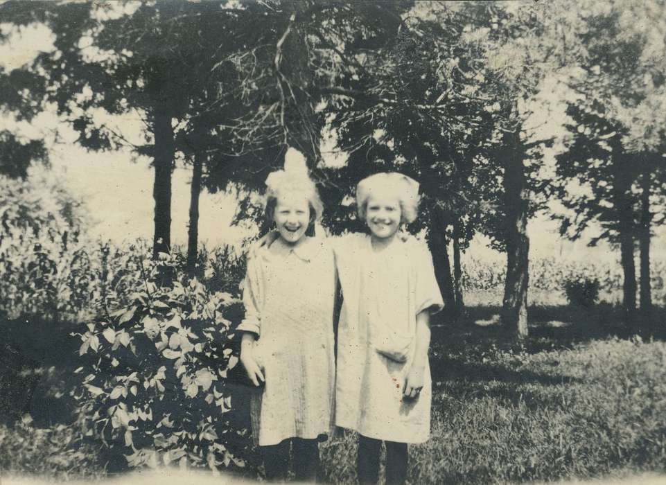Neessen, Ben, sisters, dress, Iowa History, Children, bow, Iowa, history of Iowa, Portraits - Group, IA