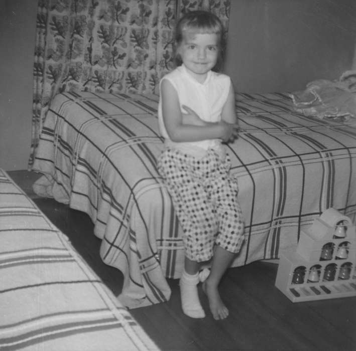 bedroom, Iowa, bed, Children, Iowa Falls, IA, Homes, Portraits - Individual, Sprau, Leanne, history of Iowa, Holidays, Iowa History