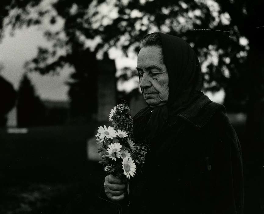 Hatcher, Darlene, grave, Iowa History, flowers, Iowa, history of Iowa, Portraits - Group, USA, Cemeteries and Funerals