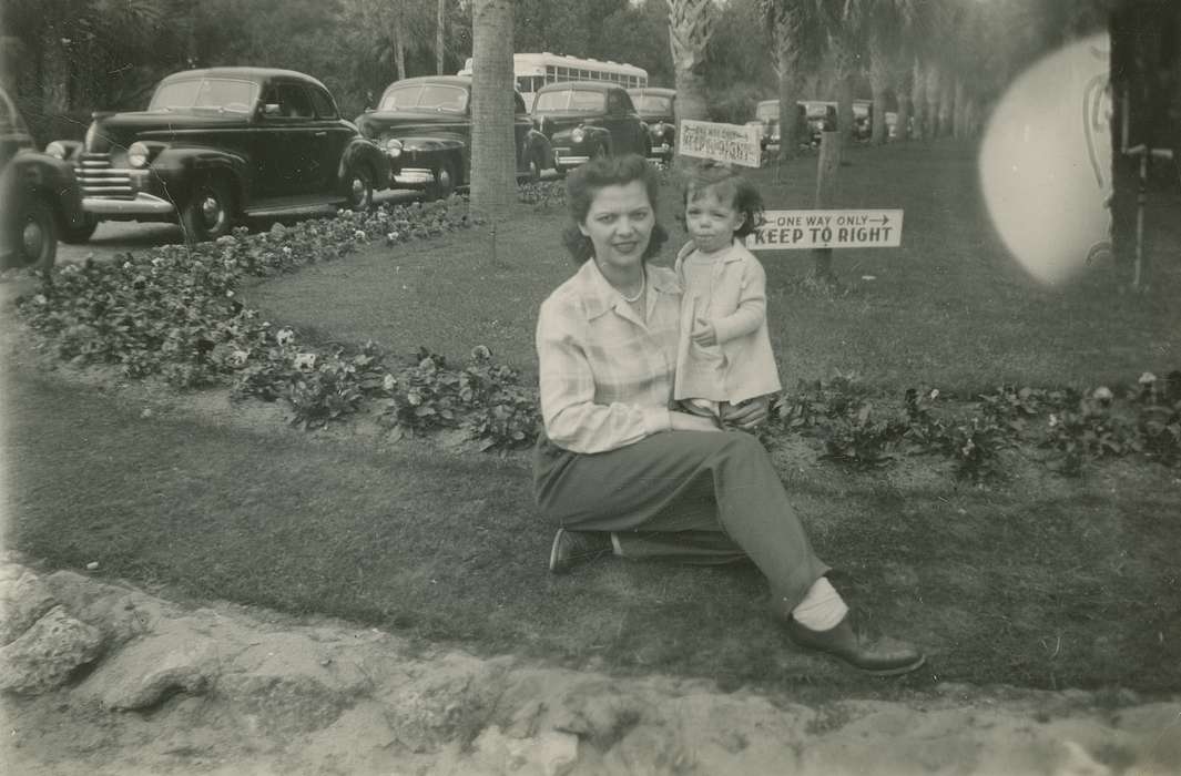 Portraits - Group, mother, car, Iowa History, Iowa, Motorized Vehicles, Campopiano Von Klimo, Melinda, Silver Springs, FL, Children, history of Iowa, sign