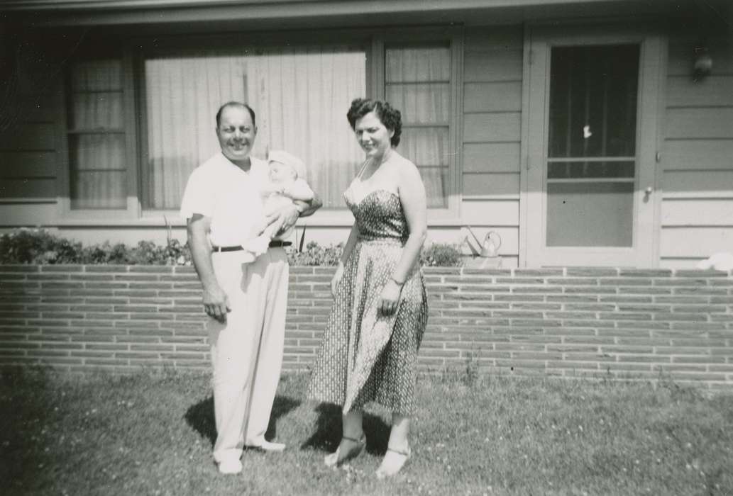 Portraits - Group, italian american, yard, Campopiano Von Klimo, Melinda, history of Iowa, Iowa History, planter, Families, Polk County, IA, infant, Iowa, dress, Children, baby