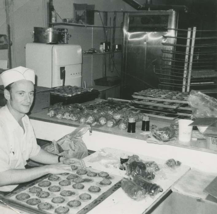 cookies, history of Iowa, Iowa History, bakery, Darland, Robin, Businesses and Factories, Iowa, Waterloo, IA, Food and Meals, Labor and Occupations
