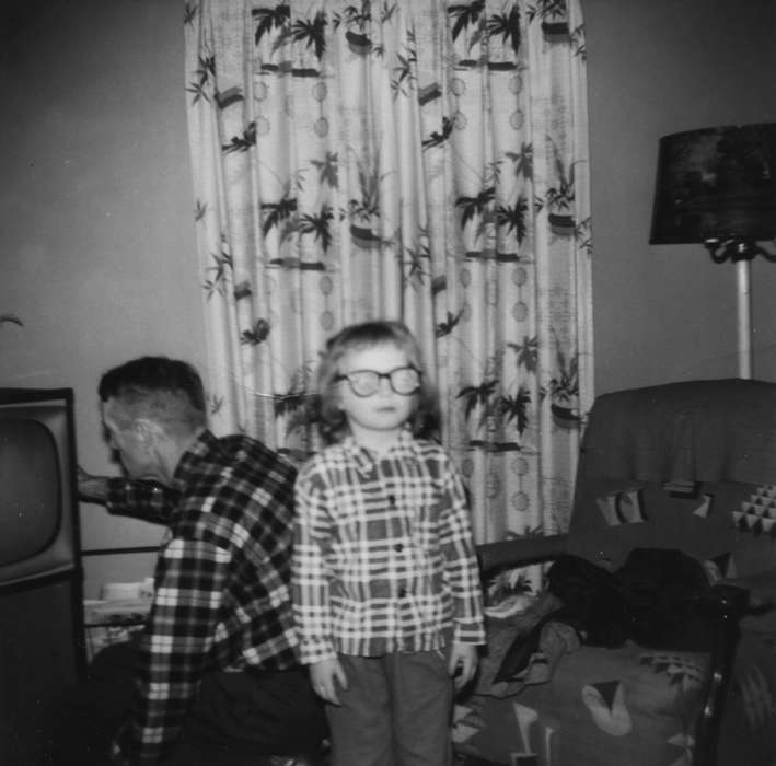Iowa Falls, IA, history of Iowa, Iowa History, Families, glasses, silly, tv, Iowa, funny, television, Homes, fun, curtain, Children, Sprau, Leanne, Portraits - Individual