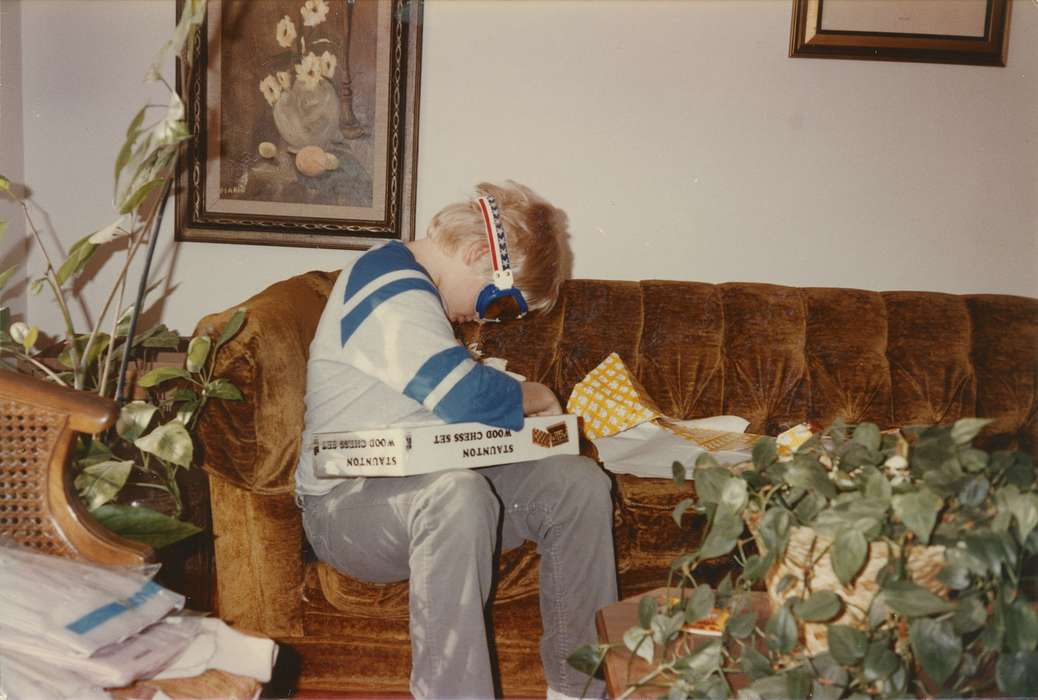 Hulsey, Anne, history of Iowa, Iowa History, IA, goggles, plants, Holidays, Iowa, living room, chess set, Homes, Children