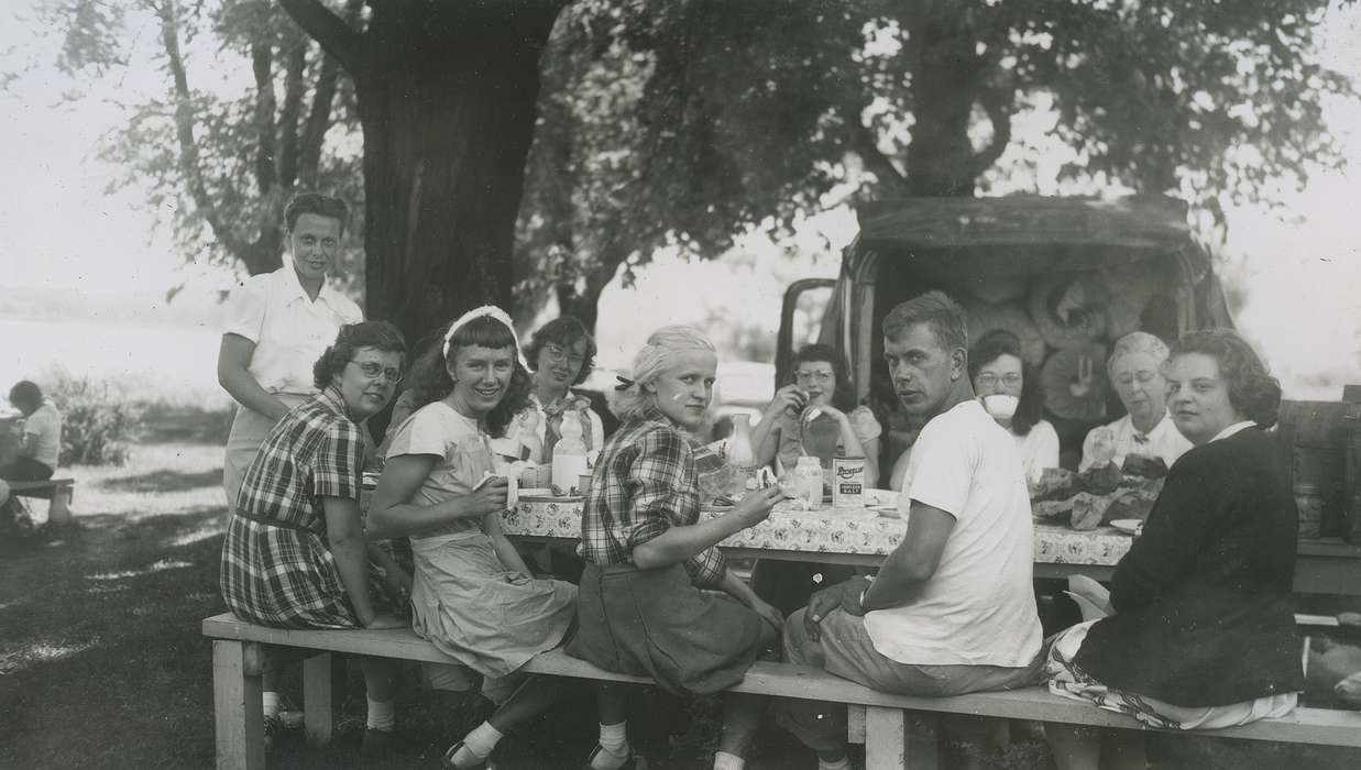 Travel, history of Iowa, picnic, meal, McMurray, Doug, Iowa, Food and Meals, USA, Families, Leisure, Iowa History, Children, picnic table, Portraits - Group, family