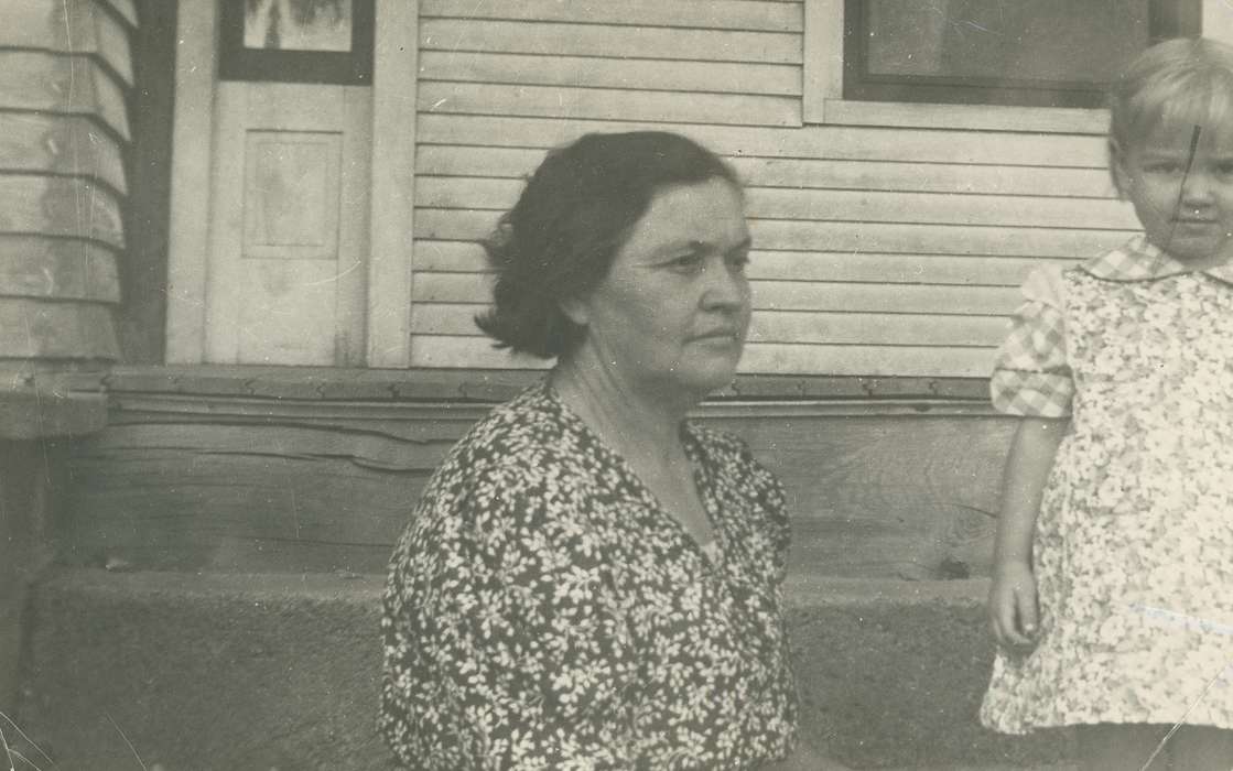 Portraits - Group, history of Iowa, Iowa History, IA, Families, girl, mother, Spilman, Jessie Cudworth, Iowa, floral, porch, Homes, Children