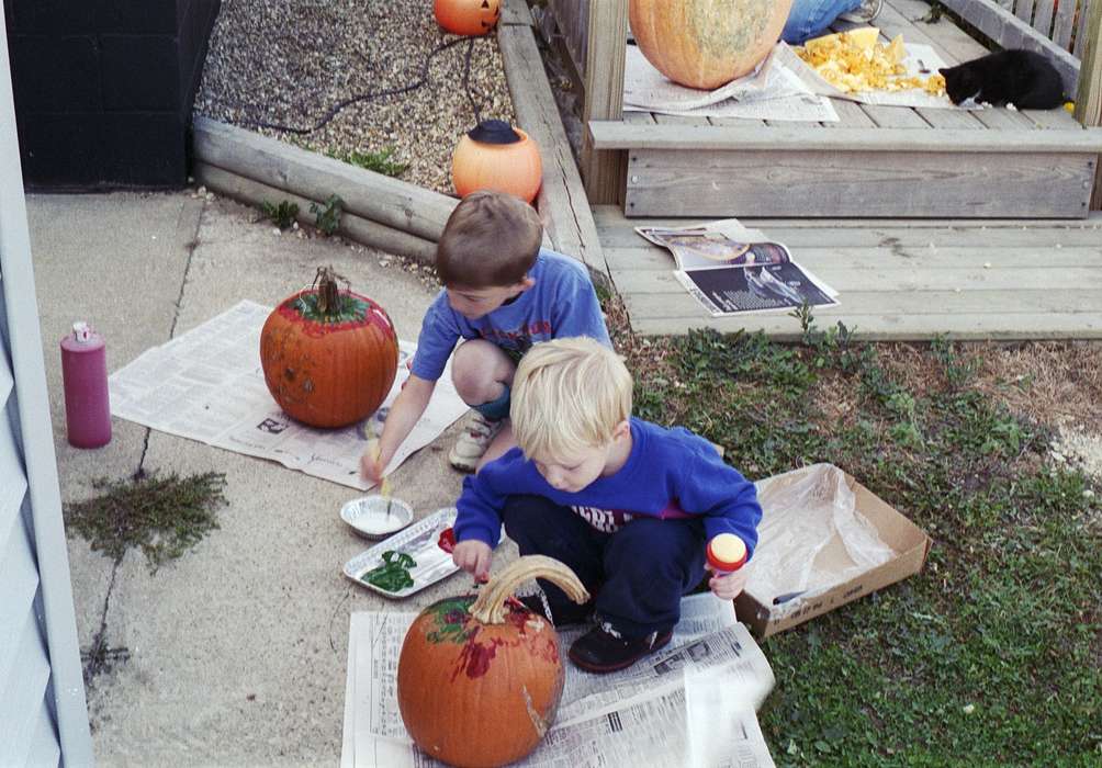 Iowa, Animals, Leisure, Children, painting, pumpkin, Roberts, Lori, newspaper, cat, Manchester, IA, halloween, history of Iowa, Holidays, Iowa History, paint