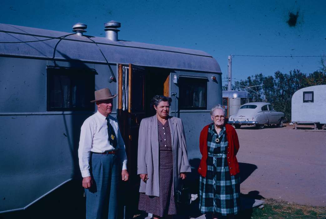 Portraits - Group, history of Iowa, Iowa History, Harken, Nichole, Motorized Vehicles, trailer, Iowa, Outdoor Recreation