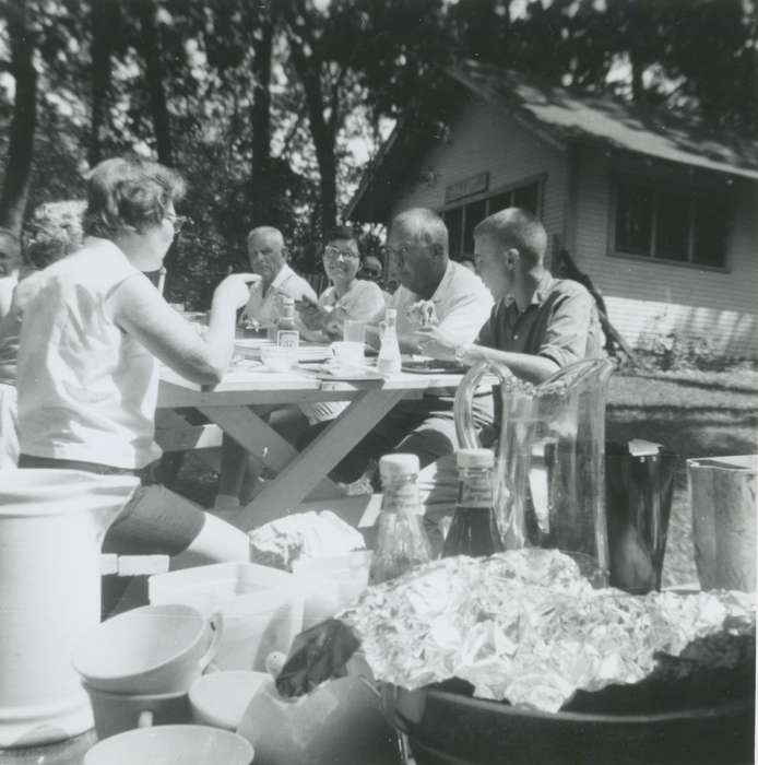 Clear Lake, IA, picnic table, pitcher, Yezek, Peter, Iowa History, Leisure, Iowa, history of Iowa, Families, Food and Meals, picnic