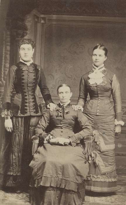 Portraits - Group, ruffles, Boone, IA, history of Iowa, Iowa History, Families, sisters, woman, Olsson, Ann and Jons, jabot, lace collar, Iowa, family, painted backdrop, carte de visite