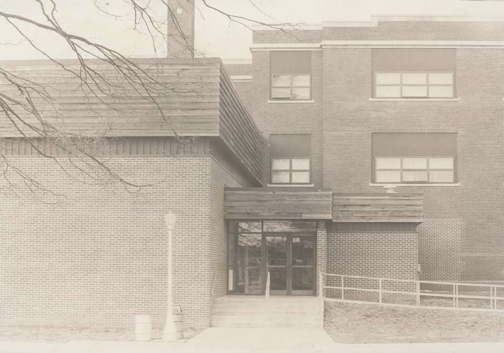 history of Iowa, door, window, Waverly Public Library, Waverly, IA, Iowa, lamppost, brick building, building, Iowa History, Schools and Education, correct date needed, Cities and Towns