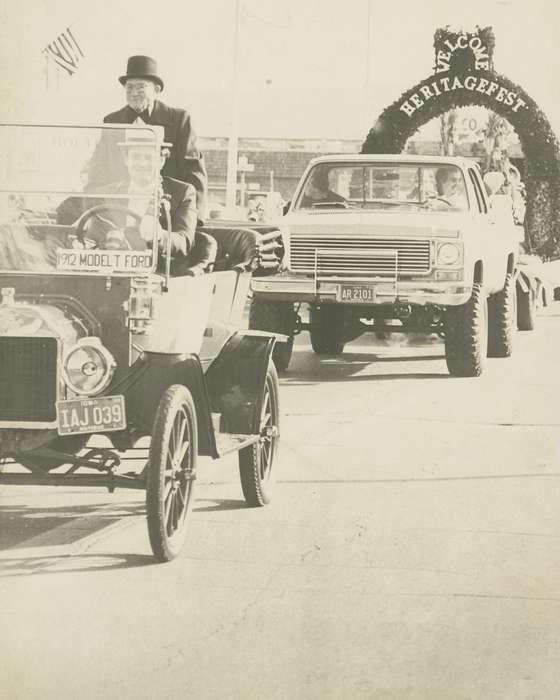 history of Iowa, top hat, Entertainment, Waverly Public Library, Waverly, IA, Iowa, Motorized Vehicles, Iowa History, parade, heritagefest, Fairs and Festivals