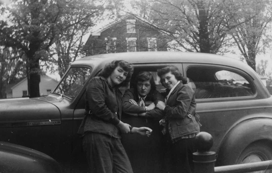 Portraits - Group, Iowa, car, Dubuque, IA, history of Iowa, Motorized Vehicles, Wessels, Doris, Iowa History