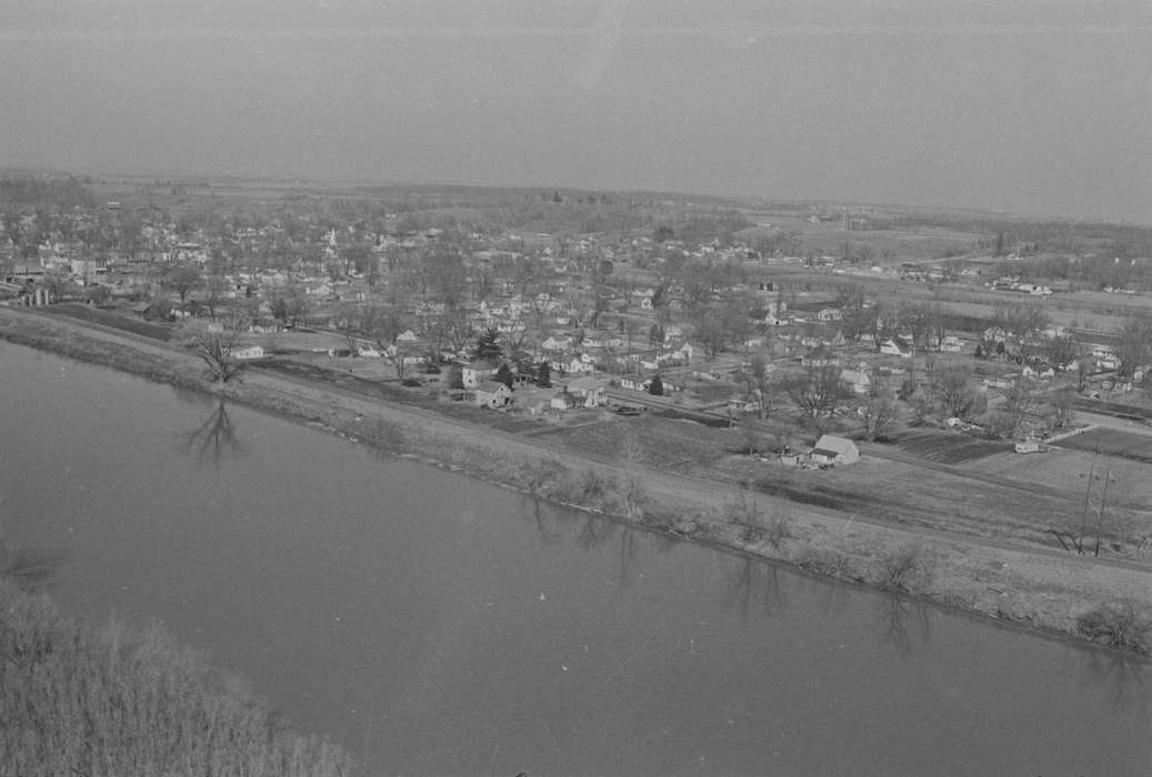 Main Streets & Town Squares, history of Iowa, Iowa History, Lemberger, LeAnn, Eddyville, IA, Lakes, Rivers, and Streams, Aerial Shots, river, Iowa, Cities and Towns, house