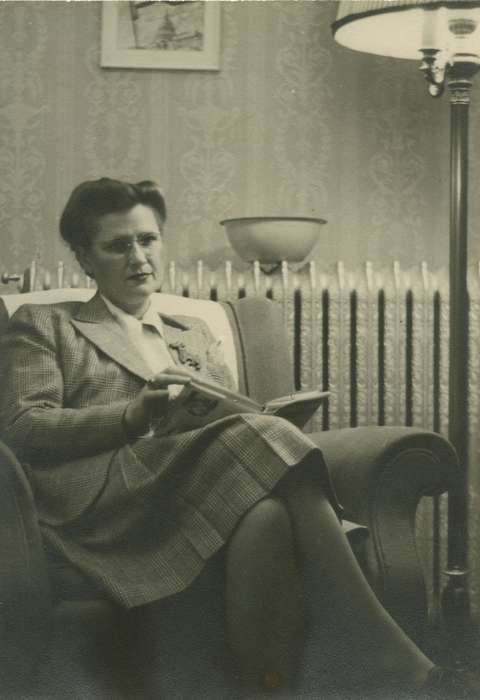 history of Iowa, Portraits - Individual, IA, Iowa History, book, Kozak (Apgar ), Carol, Iowa, living room, hairstyle, Homes, Leisure, lamp
