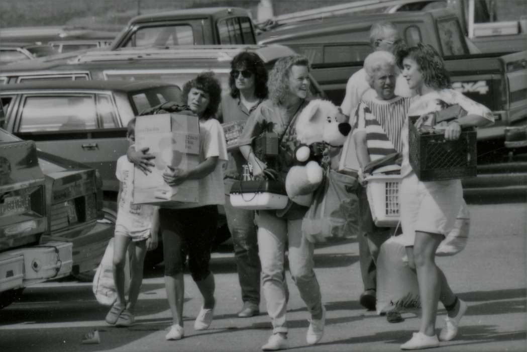 car, laundry basket, Iowa History, Iowa, Motorized Vehicles, Schools and Education, luggage, parking lot, Families, university of northern iowa, stuffed animal, uni, UNI Special Collections & University Archives, Children, Cedar Falls, IA, history of Iowa