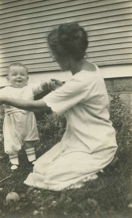 Portraits - Group, baby, Parkersburg, IA, siding, Iowa, Iowa History, sock, Neymeyer, Robert, Families, Children, shoe, dress, history of Iowa, glasses