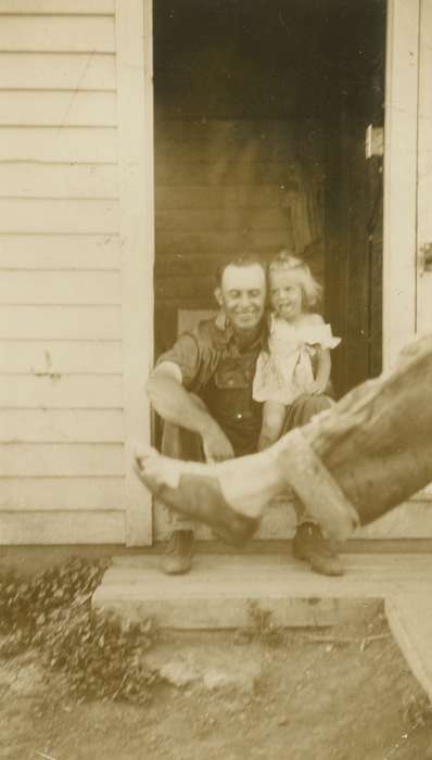 Parkersburg, IA, Iowa, Families, Children, sandal, father, Farms, history of Iowa, Iowa History, Whitfield, Carla & Richard