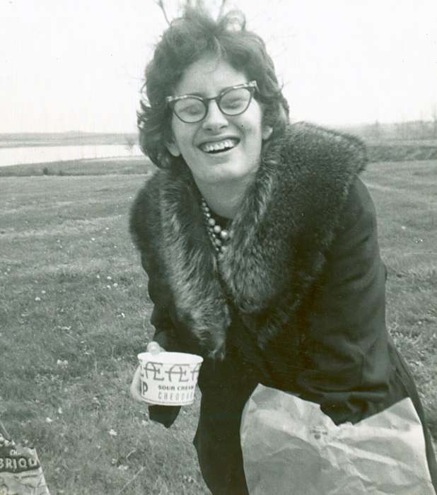 smile, sour cream, Iowa History, Durr, Elizabeth, Centerville, IA, glasses, Iowa, history of Iowa, fur coat, Portraits - Individual, picnic
