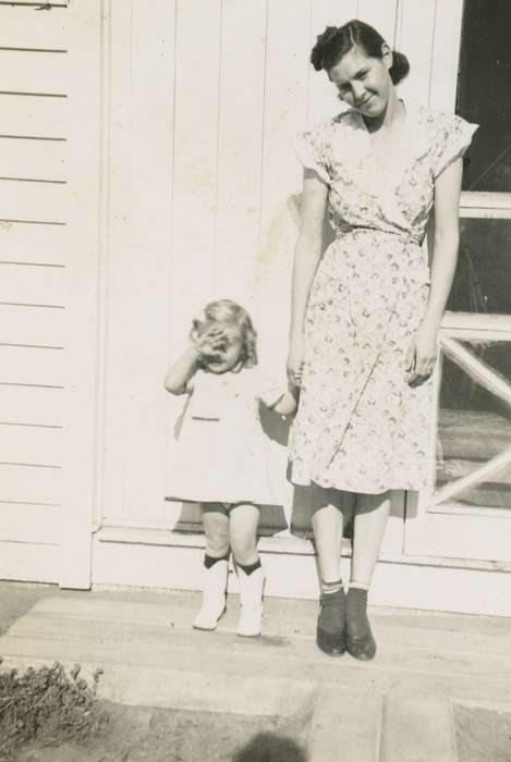 mother, cowboy boots, Parkersburg, IA, Iowa History, Children, Iowa, history of Iowa, Portraits - Group, Homes, Families, cowgirl, Whitfield, Carla & Richard