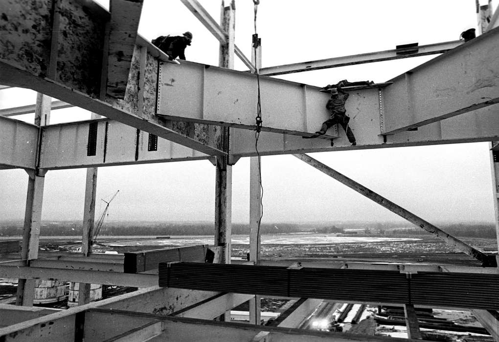 worker, crane, history of Iowa, Iowa History, Ottumwa, IA, Businesses and Factories, Iowa, Lemberger, LeAnn, construction, construction crew, Labor and Occupations