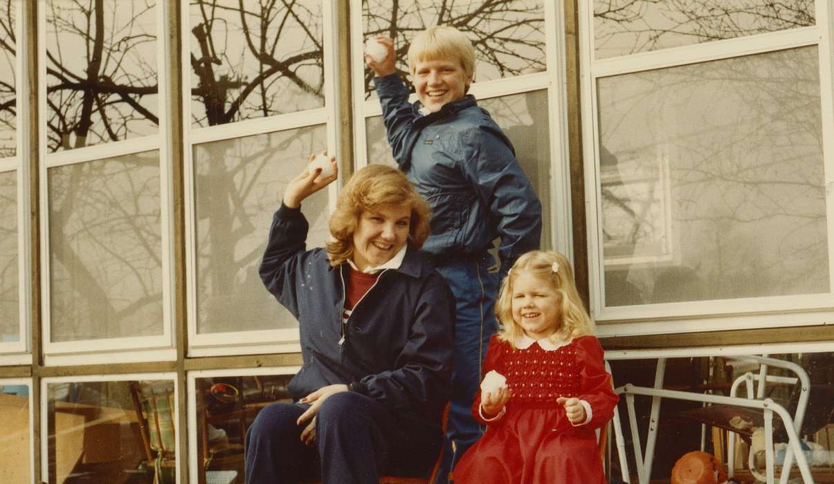 Portraits - Group, Reinbeck, IA, Iowa History, Iowa, Families, snowball, East, Lindsey, windows, coat, children, Children, history of Iowa, Winter