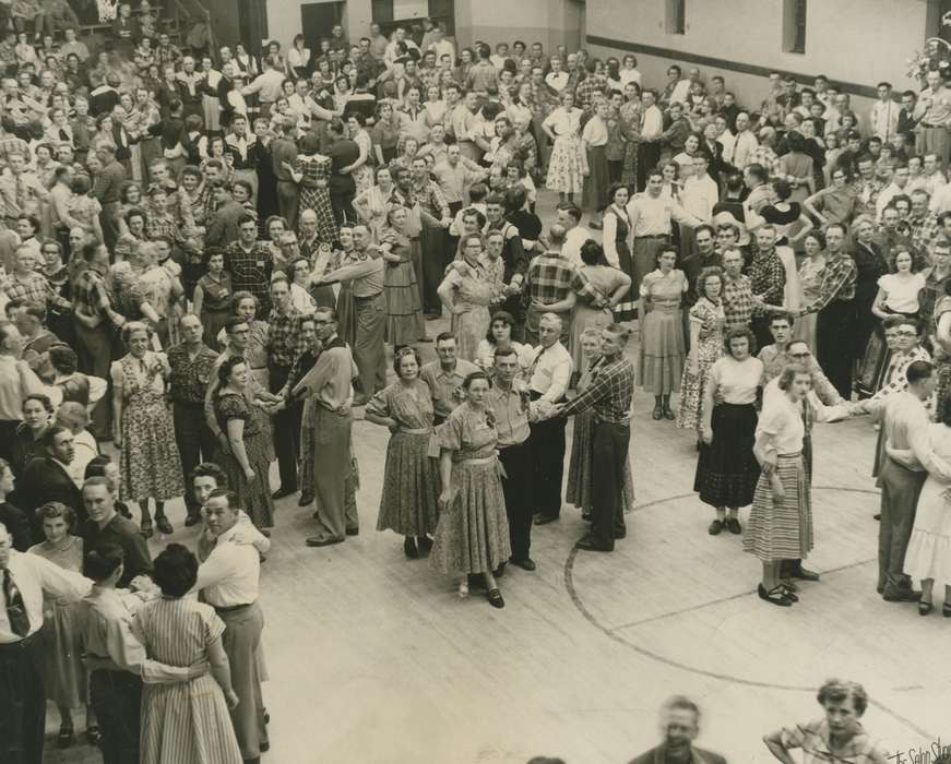 Portraits - Group, Iowa, Waterloo, IA, Iowa History, dance, Leisure, crowd, Entertainment, Henderson, Jesse, history of Iowa, square dance